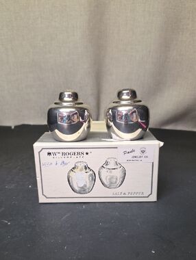 Vintage WM. ROGERS Silverplate  Salt & Pepper Shakers ‎ Number 864  USA